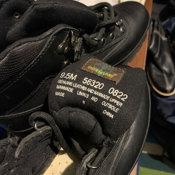 Hello , I am selling two wool coats, coach sneakers , TL boots& Gucci sneakers - Picture 9 of 11